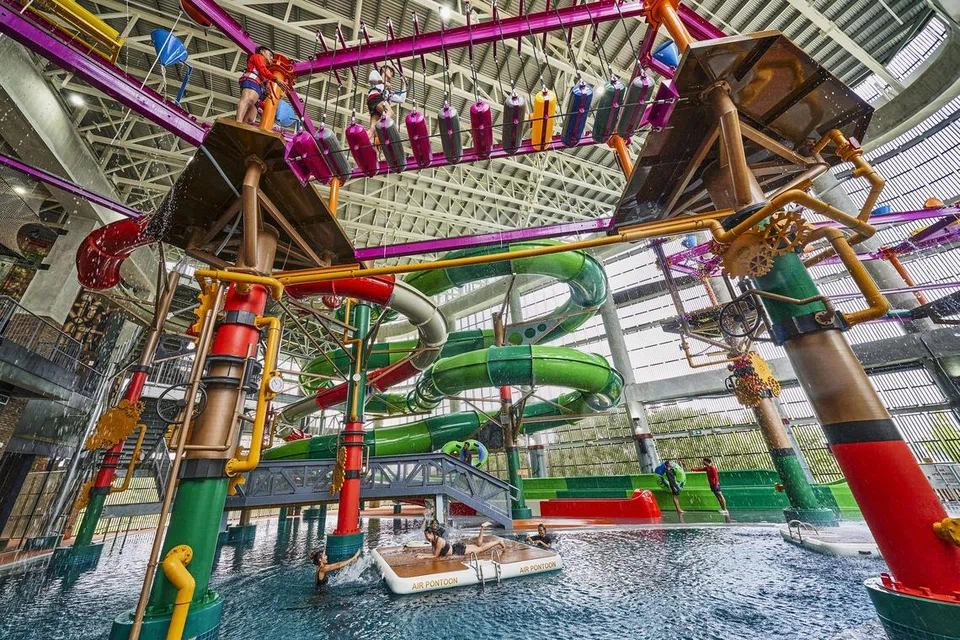 PENUH MENDEBARKAN: Sorot ke bawah dengan menaiki gelongsor air dalam bangunan terpanjang di Singapura - Double Trouble Aqua Tube - sepanjang 114 meter di taman air baru Pusat Aqua Adventure di kelab HomeTeamNS Bedok Reservoir.