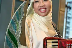 Atas ketekunan dalam bidang muzik selama hampir 17 tahun, Syafiqah ‘Adha Sallehin, 35 tahun, menjadi antara enam penerima Anugerah sulung Belia Cemerlang dalam Warisan Budaya Tidak Ketara (ICH) pada 18 Mac, anjuran Lembaga Warisan Negara (NHB) di Auditorium Stephen Riady, One Marina Boulevard, NTUC Centre.