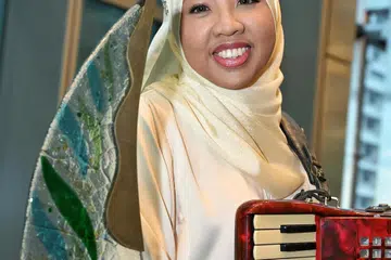 Atas ketekunan dalam bidang muzik selama hampir 17 tahun, Syafiqah ‘Adha Sallehin, 35 tahun, menjadi antara enam penerima Anugerah sulung Belia Cemerlang dalam Warisan Budaya Tidak Ketara (ICH) pada 18 Mac, anjuran Lembaga Warisan Negara (NHB) di Auditorium Stephen Riady, One Marina Boulevard, NTUC Centre.