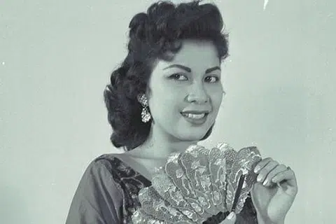 MANIS MENAWAN: Datuk Maria Menado merupakan peragawati fesyen terbilang di zaman kegemilangannya.- Foto fail