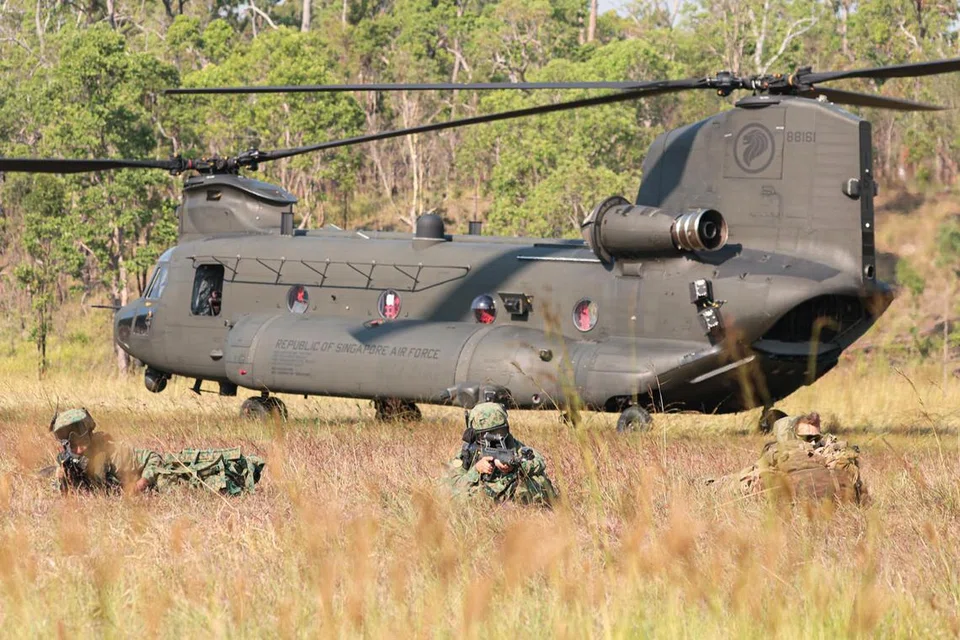 Tentera Angkatan Bersenjata Singapura (SAF) dan Angkatan Pertahanan Australia (ADF) sedang melakukan praoperasi hutan, dengan menaiki heliopter Chinook daripada kapal pemunggah darat (LST) untuk ke kawasan berdekatan.