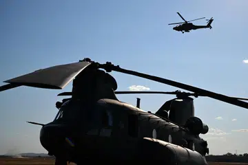 Helikopter serangan AH-64 Apache dilihat terbang di ruang udara di atas helikopter Chinook semasa Latihan Wallaby (XWB) di Kawasan Latihan Shoalwater Bay (SWBTA), Queensland, Australia dari 7 September hingga 2 November 2025, edisi ke-35 latihan tersebut. 
