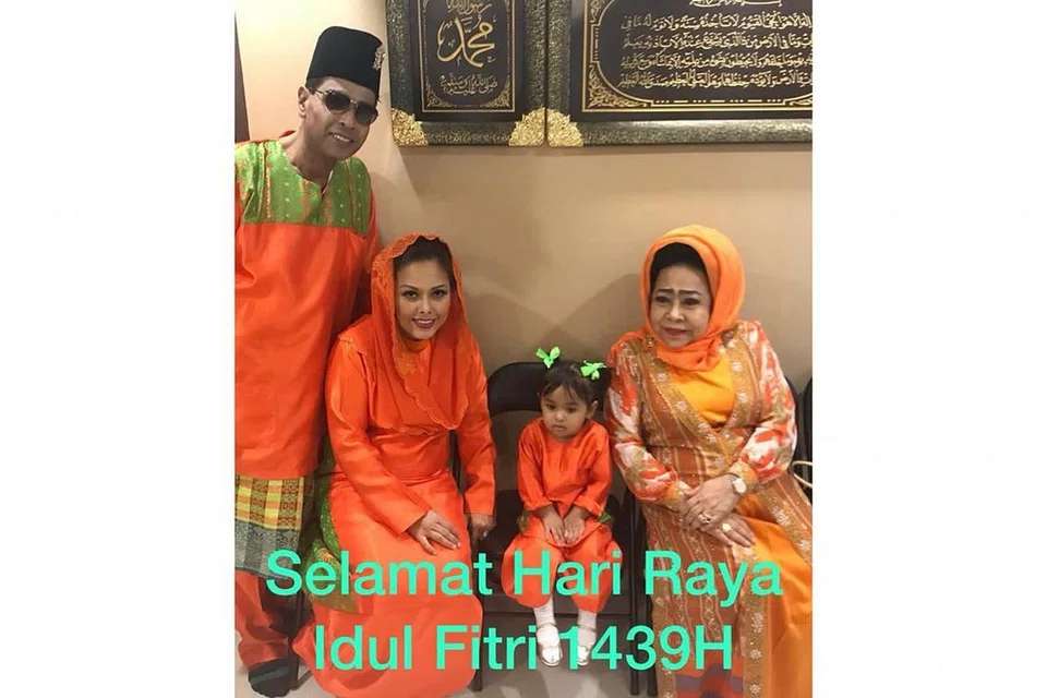 JINGGA DI HARI RAYA: Pengendali bazar di Wisma Geylang Serai, Encik Syah Ibrahim (gambar kanan), memilih pakaian warna jingga dan sedondon untuk keluarganya. - Foto FACEBOOK/SYAH IBRAHIM