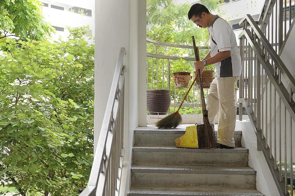 'TURUN PADANG': Encik Zainal (ketika itu AP) menyapu sampah pada 2012 kerana ingin mengalami sendiri cabaran membersihkan flat HDB, berlatar perbincangan rancak di parlimen dan di media pada ketika itu mengenai gaji yang sesuai bagi pekerja pembersihan. - Foto fail
