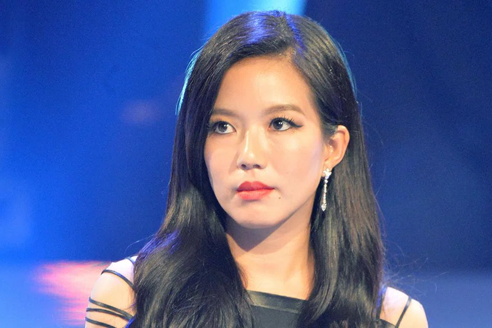 SEDIH: Rui En berasa sedih kerana kereta yang dipandunya melanggar motosikal Encik Bahrom. Menurut Encik Bahrom, Rui En menawarkan $2,000 untuk baiki kerosakan pada motosikalnya. - Foto TUKIMAN WARJI