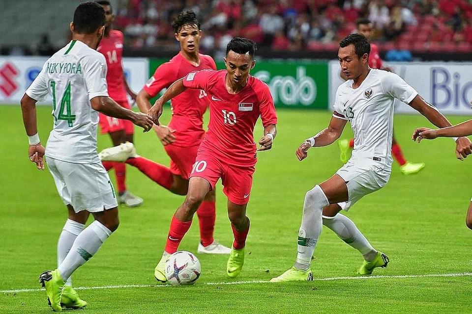 SUKAR DIBENDUNG: Pemain lincah skuad Singa, Faris Ramli (tengah), berjaya melepaskan diri dari pemain pertahanan Indonesia semasa perlawanan pertama kededua pasukan di Stadium Negara Jumaat lalu. Singapura menang 1-0. - Foto BH oleh DESMOND WEE