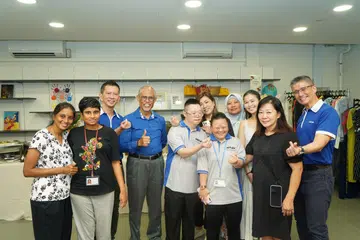Pengerusi Lembaga Persatuan Golongan Kurang Daya Intelek Singapura (Minds), Encik Geoffrey Ong (tiga dari kiri); Menteri Pembangunan Sosial dan Keluarga, Encik Masagos Zulkifli Masagos Mohamad (empat dari kiri); dan Ketua Pegawai Eksekutif  (CEO) Minds, Encik Kelvin Koh (kanan), bersama golongan kurang daya intelek (PWID) dan keluarga mereka di Minds Oasis@Hougang, ruang sosial untuk penduduk di kawasan kejiranan itu untuk menghabiskan masa bersama PWID.