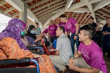 BANTU MASYARAKAT: Presiden Persatuan Persuratan Pemuda Pemudi Melayu (4PM), Encik Nassar Mohamad Zain (tengah, berdiri), berkata pertubuhannya menghadapi ‘cabaran baik’ dengan bilangan relawan yang melonjak selepas pandemik berakhir.