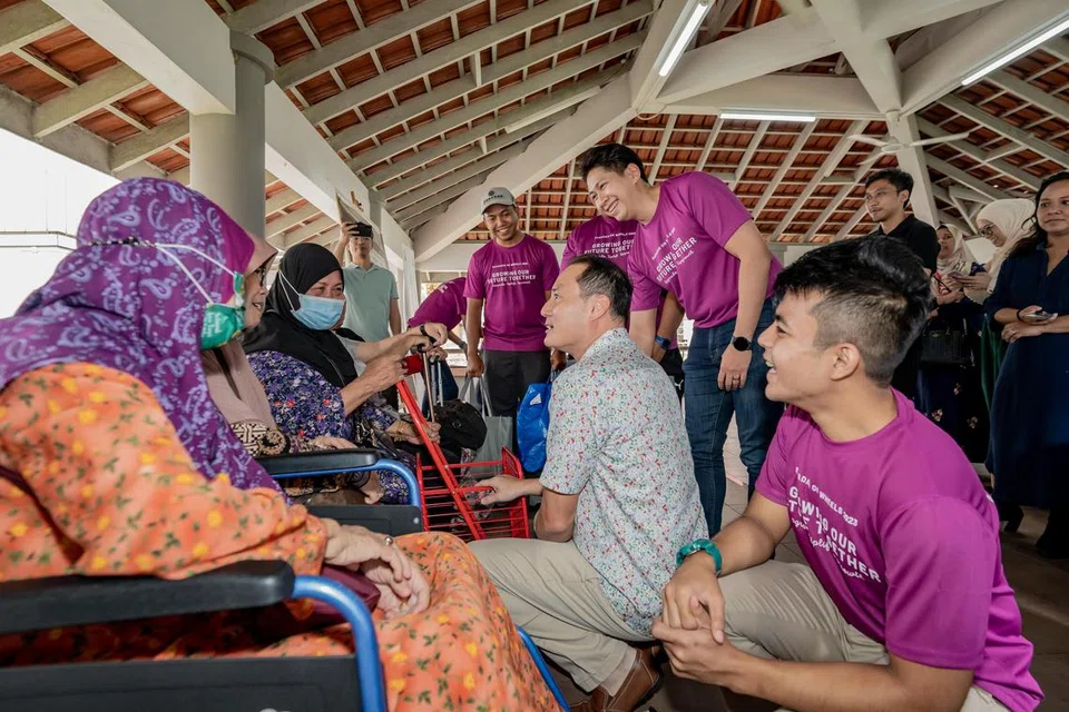 BANTU MASYARAKAT: Presiden Persatuan Persuratan Pemuda Pemudi Melayu (4PM), Encik Nassar Mohamad Zain (tengah, berdiri), berkata pertubuhannya menghadapi ‘cabaran baik’ dengan bilangan relawan yang melonjak selepas pandemik berakhir.