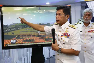 Panglima Tentera Laut, Laksamana Tan Sri Abdul Rahman Ayob (depan), menunjukkan satu video sepanjang tujuh saat yang memaparkan detik-detik sebelum Helikopter Operasi Maritim (HOM-AW139) dan AS 555 SN bergesel lalu terhempas di Pangkalan TLDM Lumut, Perak, dalam nahas pada 23 April.