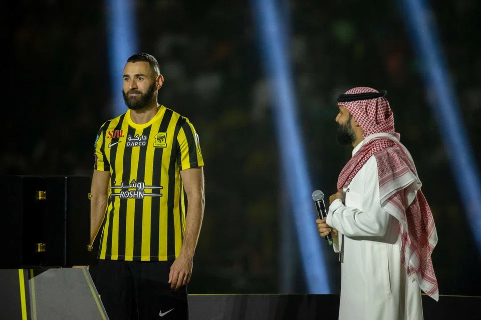 SIAP TUNJUK HEBAT: Karim Benzema diraikan dalam satu majlis di Jeddah, Arab Saudi,  sempena penyertaannya dalam pasukan Al-Ittihad pada Jun. 