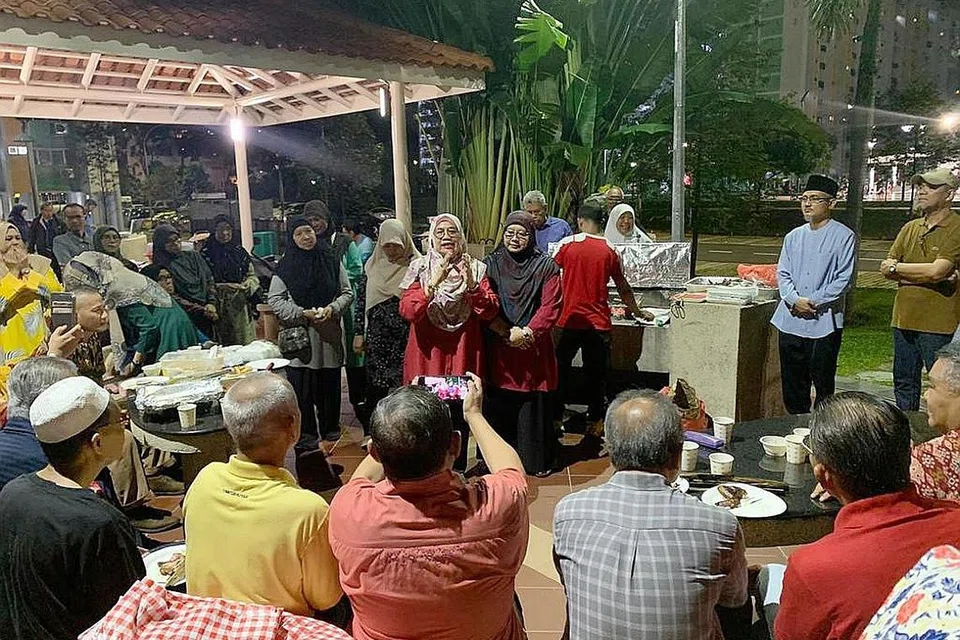 PROGRAM LUAR: Acara BBQ Muslimah adalah acara tahunan yang turut disertai suami anggota kumpulan ini demi mengeratkan lagi silaturahim. Acara ini dianjurkan sebelum penularan Covid-19. - Foto MASJID DARUL MAKMUR