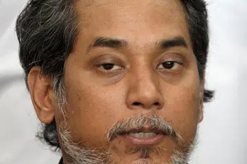 MENUNGGU PELUANG: Mantan Menteri Kesihatan, Encik Khairy Jamaluddin  dijangka tidak menyertai parti pembangkang setakat ini meskipun ditawarkan kerusi dalam Majlis Tertinggi Bersatu. Beliau juga tidak akan bertanding kerana menunggu peluang lebih baik.
