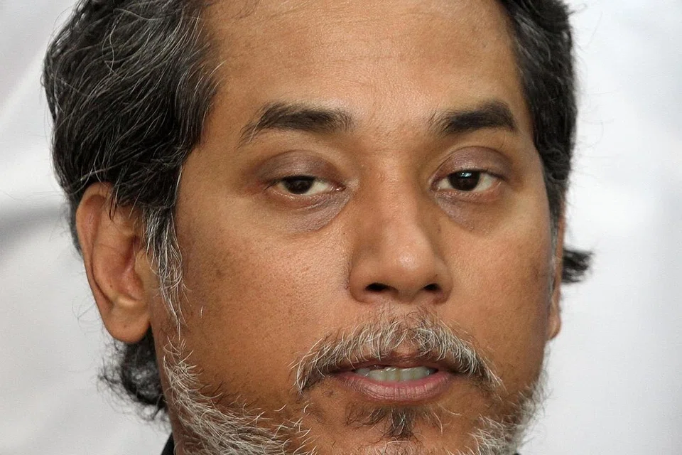 MENUNGGU PELUANG: Mantan Menteri Kesihatan, Encik Khairy Jamaluddin  dijangka tidak menyertai parti pembangkang setakat ini meskipun ditawarkan kerusi dalam Majlis Tertinggi Bersatu. Beliau juga tidak akan bertanding kerana menunggu peluang lebih baik.