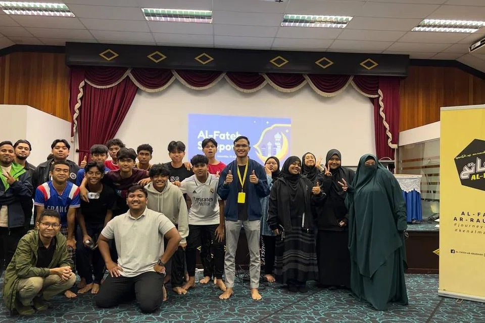 PEMERKASAAN BELIA AR-RAUDHAH: Ustaz Muhammad Haziq  Rahman (tengah; memakai tanda nama) bergambar bersama para peserta program Al-Fateh Sleepover yang diadakan pada 18 Ogos 2023 di Dewan Yam, Masjid Ar-Raudhah.
