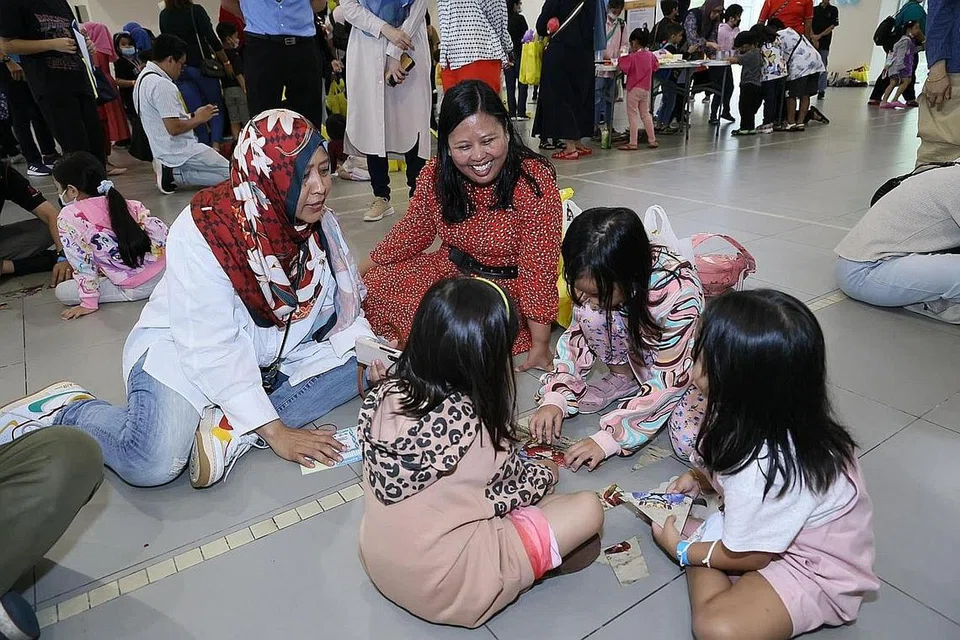 SERTAI KEGIATAN: Cik Mariam Jaafar melihat kegiatan yang dilakukan kanak-kanak pada acara Amazing Read @ Heartlands di Kelab Masyarakat Woodlands Galaxy. - Foto FACEBOOK MARIAM JAFFAR
