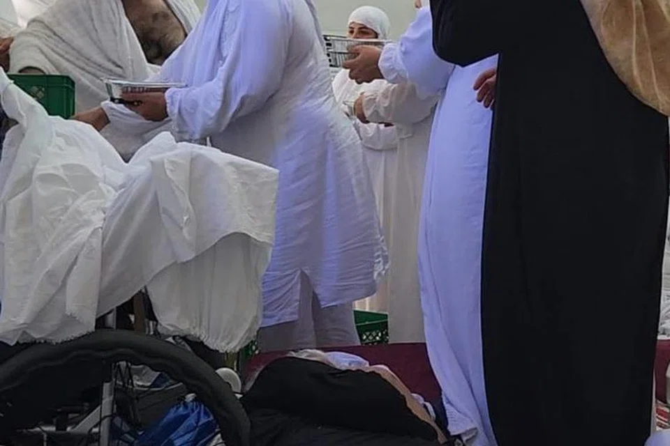 Jemaah visa pelancong dari Singapura terpaksa ‘menumpang’ khemah dari Iran untuk berwukuf di Arafah setelah pakej haji VIP tidak menyediakan khemah seperti yang dijanjikan.