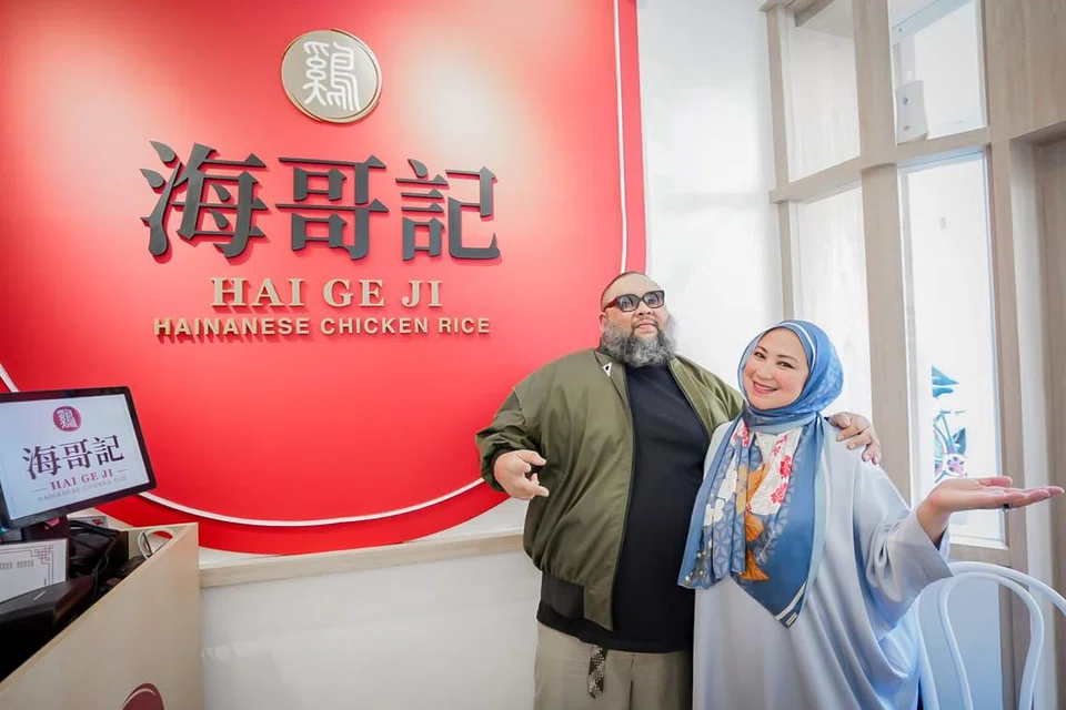 Pasangan Sheikh Haikel dan Anna Belle Seri Ayu Francis, membuka restoran terbaru mereka Hai Ge Ji, yang menjual nasi ayam, di 783 North Bridge Road.