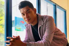 REZEKI DI INDONESIA: Jika sebelum ini bakat muda Brunei, Jaz Hayat, menular di media sosial, beliau kini dikenali di Indonesia kerana lagu cinta yang membuai jiwa malah ditonton di YouTube berjuta kali. - Foto BH oleh HARYANI ISMAIL