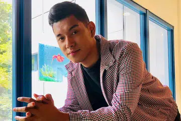 REZEKI DI INDONESIA: Jika sebelum ini bakat muda Brunei, Jaz Hayat, menular di media sosial, beliau kini dikenali di Indonesia kerana lagu cinta yang membuai jiwa malah ditonton di YouTube berjuta kali. - Foto BH oleh HARYANI ISMAIL