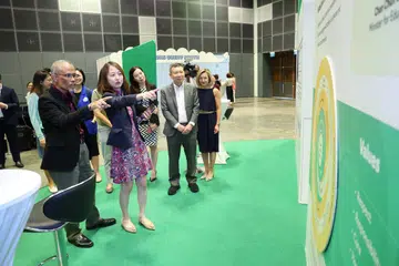 LAWATAN PAMERAN: Menteri Pembangunan Sosial dan Keluarga merangkap Menteri Kedua Kesihatan, Encik Masagos Zulkifli Masagos Mohamad (kiri), melawat pameran semasa acara Perayaan dan Persidangan Pembangunan Awal Kanak-Kanak sempena ulang tahun ke-10 Agensi Pembangunan Awal Kanak-Kanak (Ecda) pada Jumaat di Pusat Konvensyen dan Pameran Suntec.