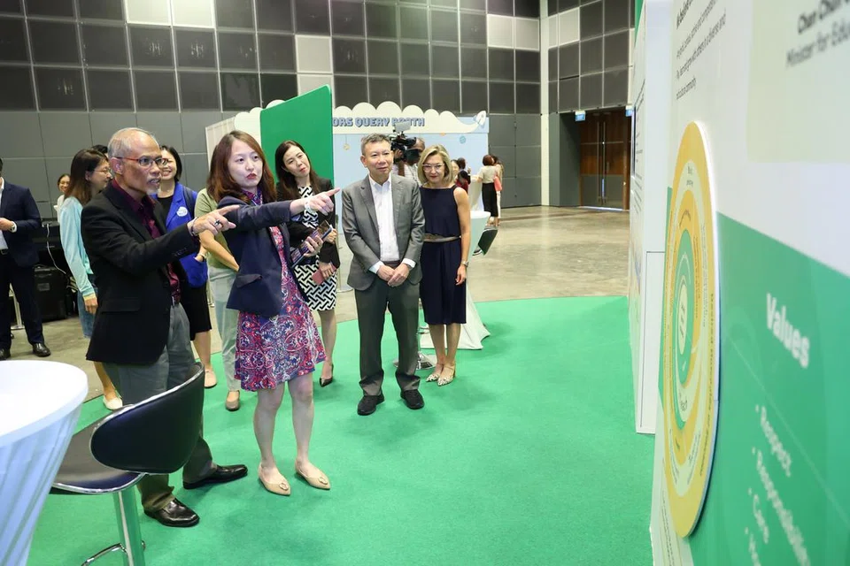 LAWATAN PAMERAN: Menteri Pembangunan Sosial dan Keluarga merangkap Menteri Kedua Kesihatan, Encik Masagos Zulkifli Masagos Mohamad (kiri), melawat pameran semasa acara Perayaan dan Persidangan Pembangunan Awal Kanak-Kanak sempena ulang tahun ke-10 Agensi Pembangunan Awal Kanak-Kanak (Ecda) pada Jumaat di Pusat Konvensyen dan Pameran Suntec.