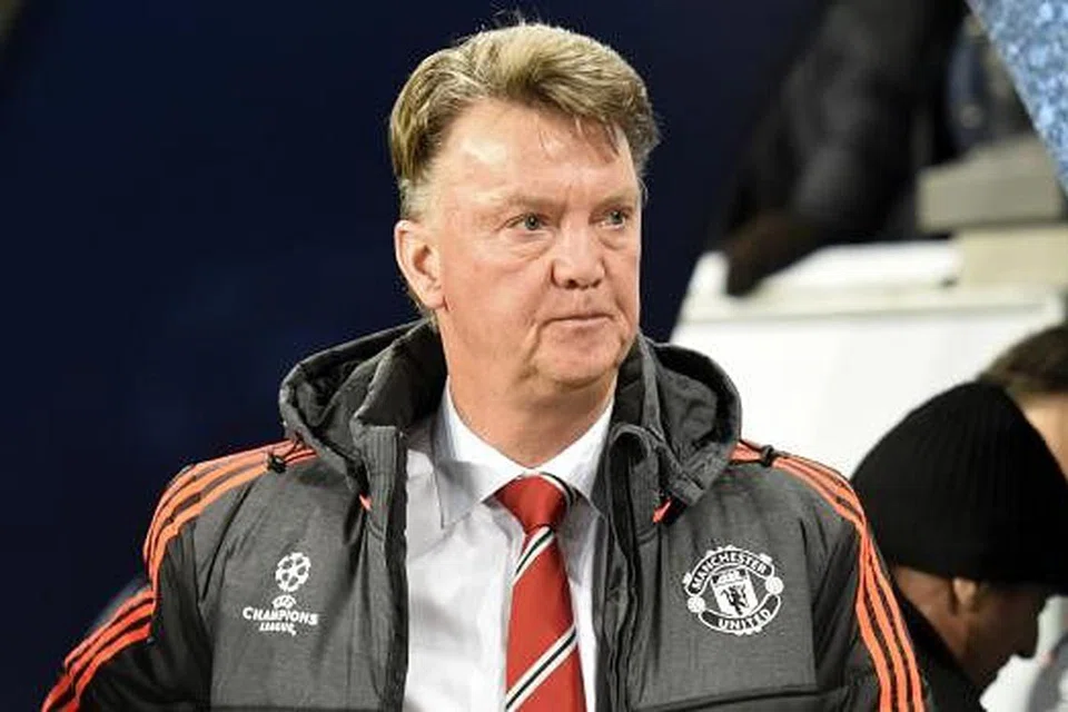 KECOH FASAL PENGGANTI: Van Gaal (atas) kecewa mendengar desas-desus pertemuan kelabnya dengan Mourinho yang diberitakan akan menggantikan tempatnya. - Foto-foto REUTERS