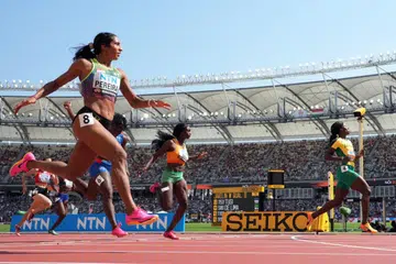 MANTAP Shanti Pereira (paling kiri) mencatat masa 22.57 saat untuk meraih tempat kedua dalam pusingan saringan 200 meter wanita dalam  Kejohanan Olahraga Dunia di Hungary pada Selasa.
