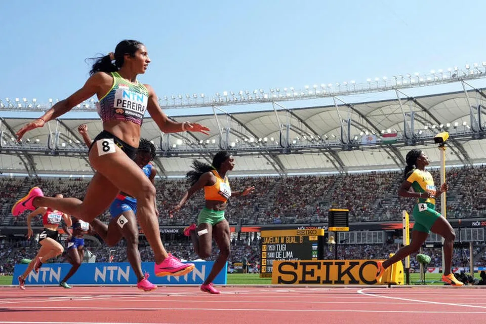 MANTAP Shanti Pereira (paling kiri) mencatat masa 22.57 saat untuk meraih tempat kedua dalam pusingan saringan 200 meter wanita dalam  Kejohanan Olahraga Dunia di Hungary pada Selasa.