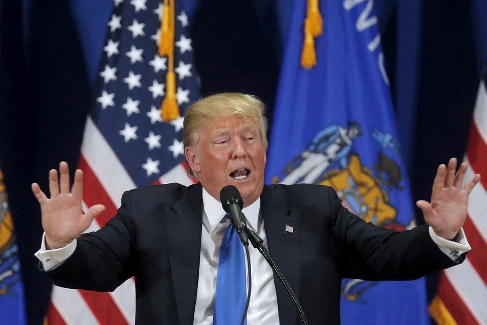 Encik Donald Trump berkempen di West Allis, Wisconsin, pada Ahad (3 Apr) untuk menjadi calon pilihan raya presiden daripada parti Republikan. Ahli ekonomi mempersoal kiraan beliau bahawa Amerika akan menghadapi kemelesetan besar. 