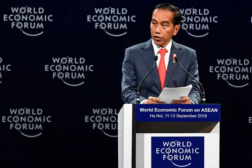 PEMIMPIN BERWIBAWA: Presiden Joko Widodo adalah presiden yang jauh daripada sebarang konflik kepentingan, bebas daripada rasuah atau skandal dan lantas meningkatkan kredibiliti pemerintah dalam menangani pelbagai masalah ekonomi. - Foto AFP