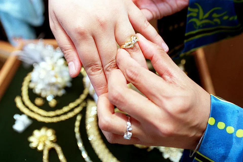 BAKAL PENGANTIN POSITIF COVID-19: Seorang lelaki warga Mesir berusia 36 tahun yang datang ke Singapura bagi melangsungkan perkahwinan dengan tunanganya yang berwarga negara Singapura adalah antara 12 kes import jangkitan Covid-19 baru. - Foto FAIL HIASAN 