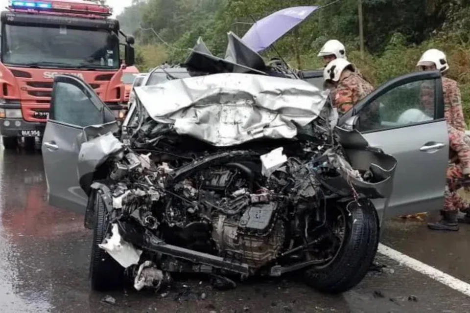 Keadaan pacuan empat roda yang remuk teruk selepas terbabit kemalangan di Papar, Sabah, mengorbankan seorang ibu, manakala anak perempuannya parah pada 22 April petang. 