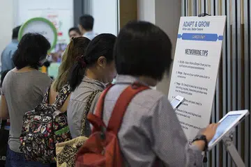 SEDIA BANTUAN: Penganggur setempat memanfaatkan program 'Adapt and Grow' seperti pameran kerjaya diadakan di Institut Pembelajaran Sepanjang Hayat (LLI). - Foto fail