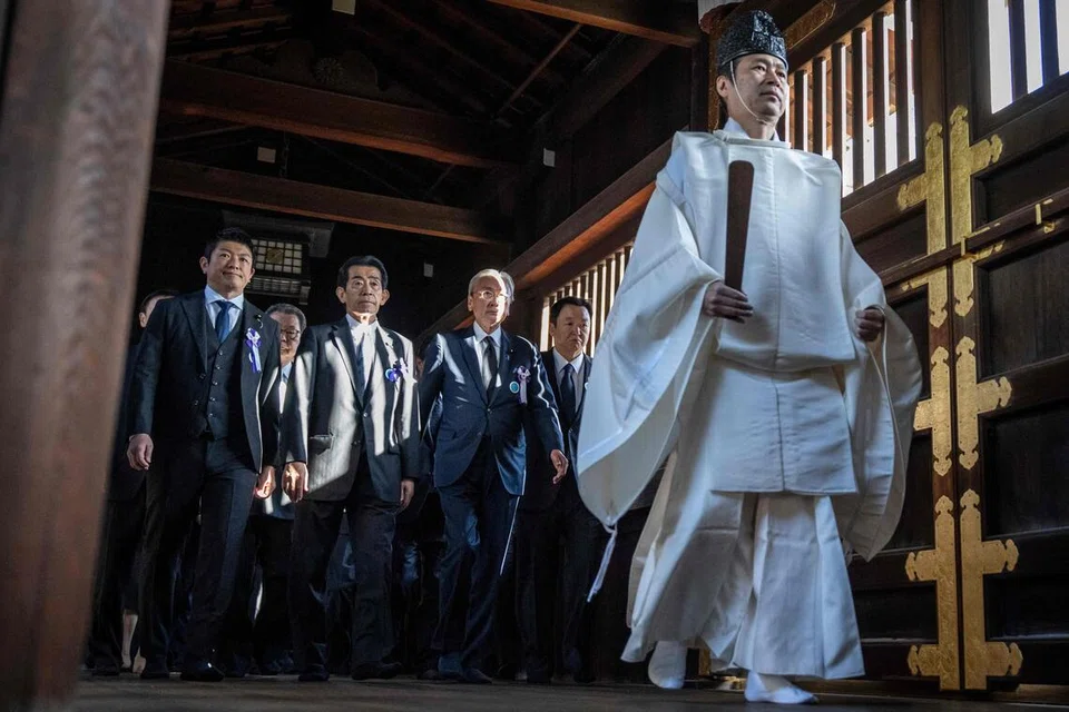 Sekumpulan ahli Parlimen Jepun termasuk Sohei Kamiya (kiri), ketua Parti Sanseito, mengikut seorang paderi Shinto semasa lawatan ke Kuil Yasukuni sempena perayaan musim luruh di Tokyo pada 17 Oktober 2025.