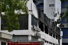 KEBAKARAN GUDANG: Pasukan pertahanan awam disertai seramai 70 anggota bomba berkejar ke tempat kejadian setelah mendapat laporan tentang kebakaran berlaku pada 6.20 pagi. 