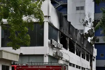 KEBAKARAN GUDANG: Pasukan pertahanan awam disertai seramai 70 anggota bomba berkejar ke tempat kejadian setelah mendapat laporan tentang kebakaran berlaku pada 6.20 pagi. 