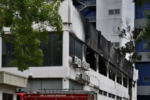 KEBAKARAN GUDANG: Pasukan pertahanan awam disertai seramai 70 anggota bomba berkejar ke tempat kejadian setelah mendapat laporan tentang kebakaran berlaku pada 6.20 pagi. 