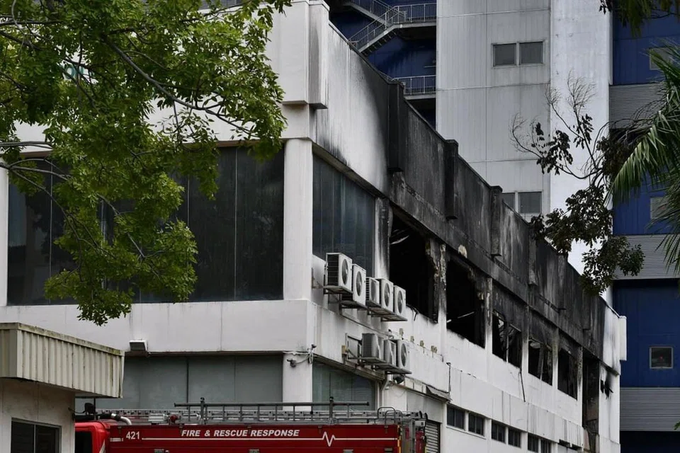 KEBAKARAN GUDANG: Pasukan pertahanan awam disertai seramai 70 anggota bomba berkejar ke tempat kejadian setelah mendapat laporan tentang kebakaran berlaku pada 6.20 pagi. 