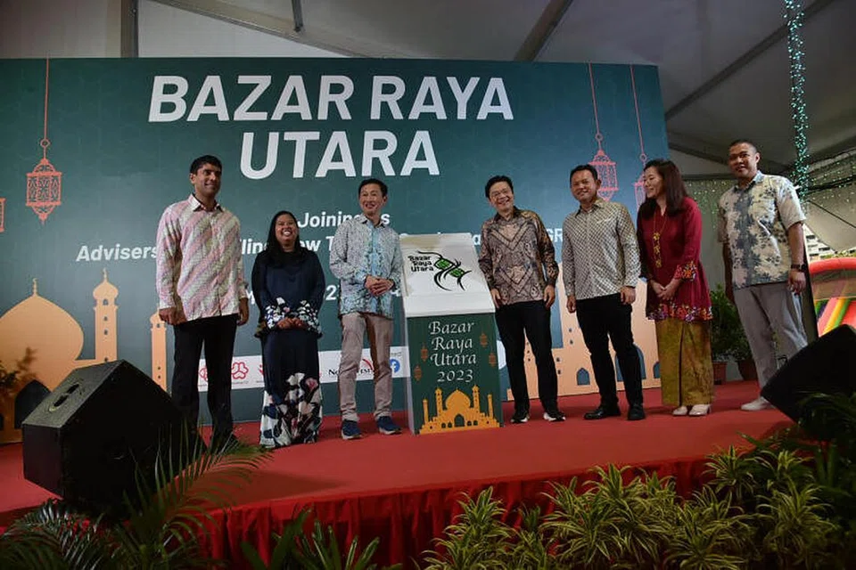(Dari kiri) Encik Vikram Nair, Cik Mariam Jaafar, Encik Ong Ye Kung, DPM Lawrence Wong, Encik Zaqy Mohamad, Cik Hany Soh serta Pengerusi Penganjur BRU 2023, Encik Azriman Mansor, melancarkan bazar terbesar di kawasan utara pada Sabtu. 