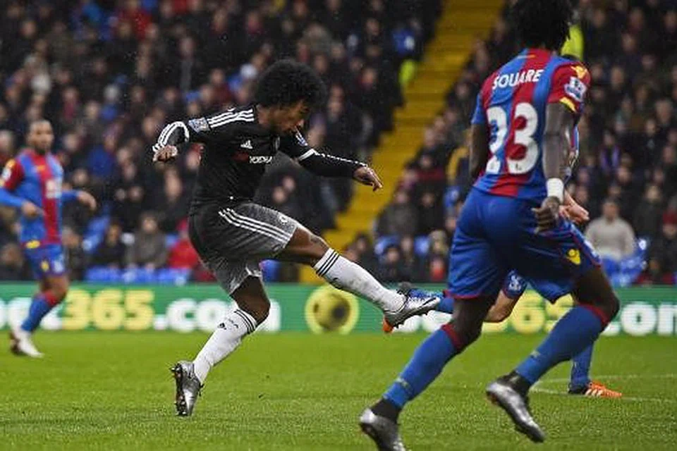Willian menyumbatkan gol kedua Chelsea, yang mengalahkan Crystal Palace 3-0 di Selhurst Park dalam perlawanan EPL pada Ahad, 3 Januari. Gambar REUTERS 