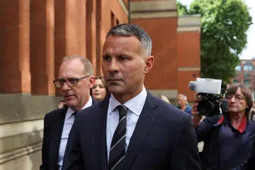 Bekas temanita beritahu juri: Giggs tindak ganas ke atasnya