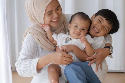 Cik Siti Khairunnisa Zulkifle dikurniakan dua cahaya mata, Ilhan Yusuf Mohammad Fauzan (kanan) dan Dania Sofia Mohammad Fauzan.
