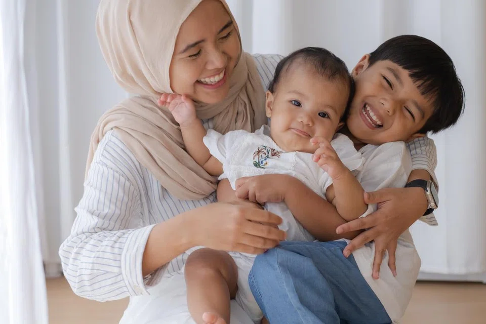 Cik Siti Khairunnisa Zulkifle dikurniakan dua cahaya mata, Ilhan Yusuf Mohammad Fauzan (kanan) dan Dania Sofia Mohammad Fauzan.