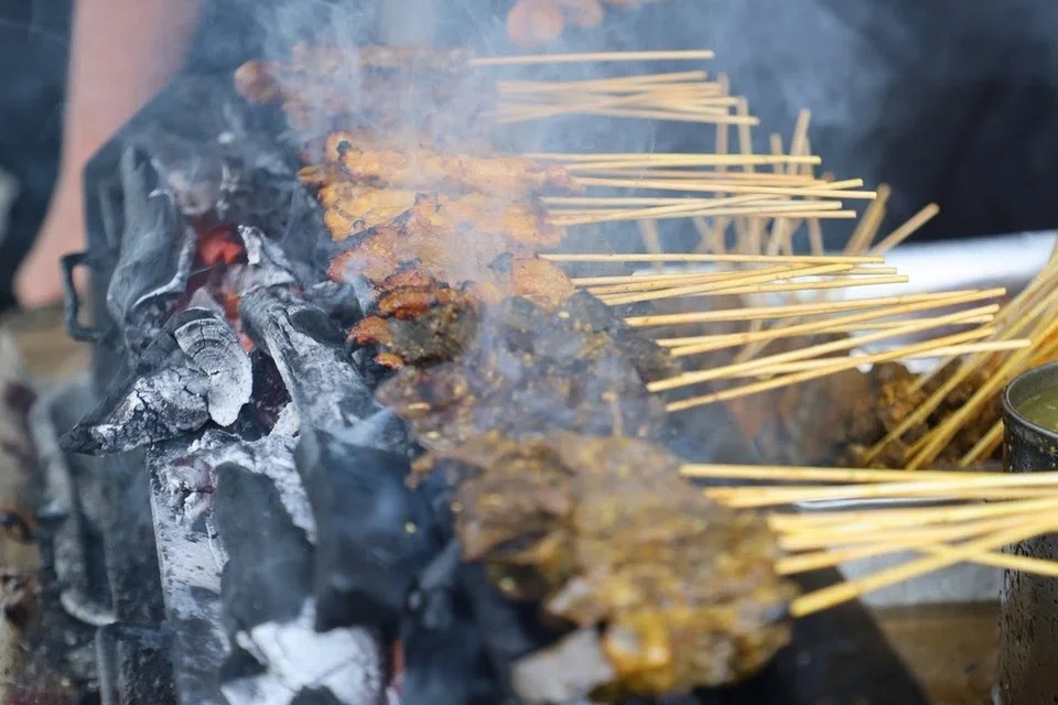 Sate Dhua, merupakan antara lokasi sarapan pagi di Muar yang popular dengan sate yang lembut, berjus dan kuah kacang pekat yang membuka selera.