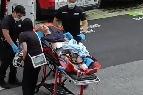 Menurut penduduk di tingkat dua yang hanya mahu dikenali sebagai Encik Khairi, lelaki yang dibawa masuk ke dalam ambulans ialah suspek yang disyaki melakukan serangan tersebut. 