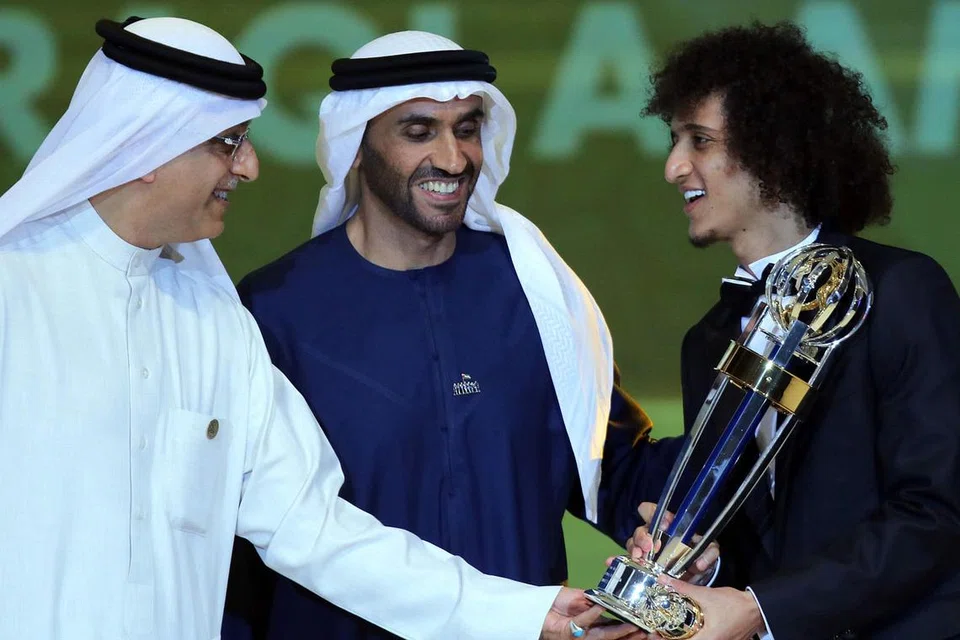 DIIKTIRAF: Omar menerima trofi Pemain Terbaik Asia daripada presiden AFC, Shaikh Salman bin Ebrahim Al Khalifa, bulan lalu. - Foto AFP