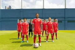 LAUT MERAH DI PADANG: Pemain bola sepak nasional, (dari kiri) Glenn Kweh, Hami Syahin, Izwan Mahbud, Hariss Harun, Jacob Mahler, Shawal Anuar dan Shah Shahiran, memakai kit Adidas baharu.