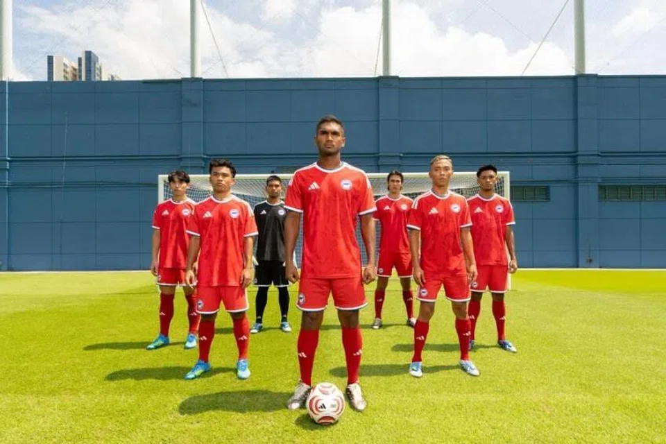 LAUT MERAH DI PADANG: Pemain bola sepak nasional, (dari kiri) Glenn Kweh, Hami Syahin, Izwan Mahbud, Hariss Harun, Jacob Mahler, Shawal Anuar dan Shah Shahiran, memakai kit Adidas baharu.