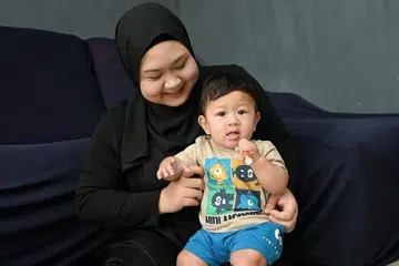 Anak keempat Cik Norhaziqah Mohamad Rosli, Faziq, yang kini berusia tujuh bulan, disahkan positif menghidap otrofi otot spina (SMA) jenis 1, iaitu penyakit genetik jarang berlaku dan menyebabkan otot menjadi kian lemah dan merosot.